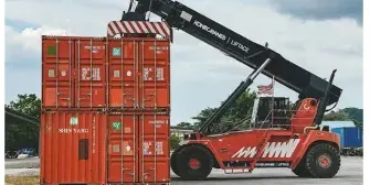 Alat berat memindahkan kontainer di gudang Al Kafii Cargo